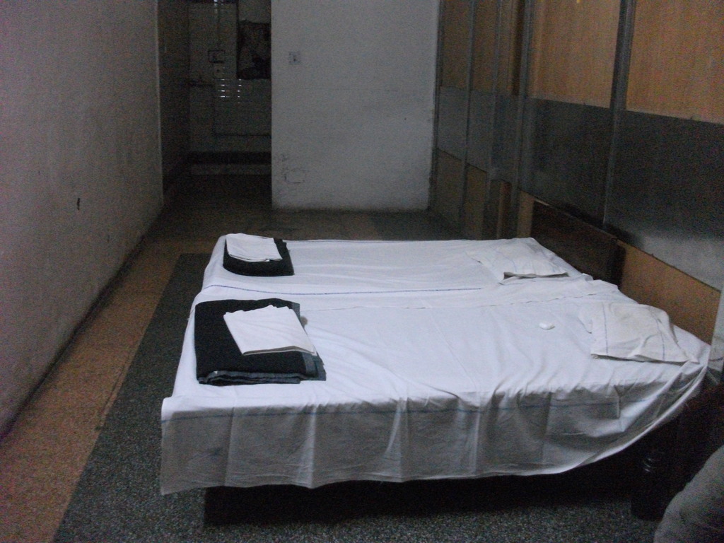 The spacious retiring room in Delhi, with its double-bed