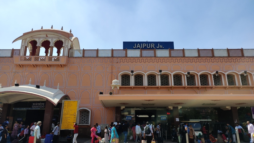 No picture of the Jaipur retiring room, but here's a picture of the station :P